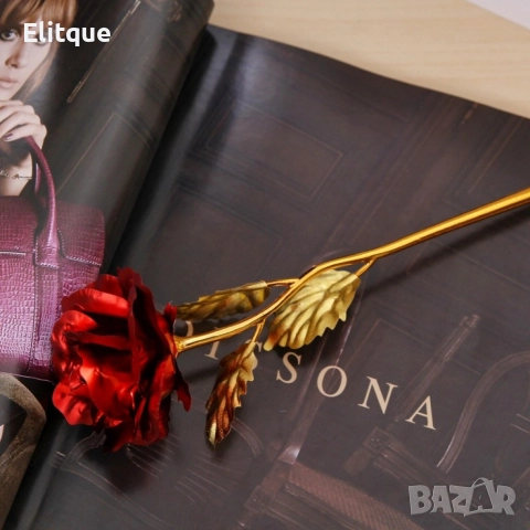 Прекрасна изкуствена роза с 24-каратово златно покритие и стойка "Сърце".