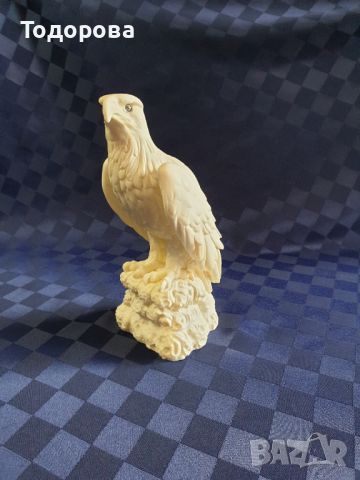 Масивна пластика на бял орел, снимка 1 - Антикварни и старинни предмети - 45700483