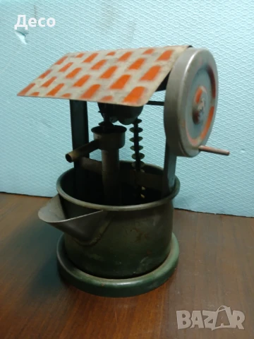 Стара тенекиена играчка Бунар-Геран made in Bulgaria. 