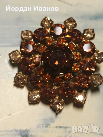 Старинна чешка брошка 