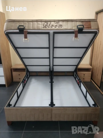 Тапицирана спалня с матрак