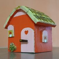 Цветна дървена къщичка , снимка 2 - Сувенири от дърво - 45435961