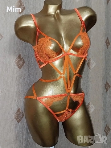 М Предизвикателно боди в оранжево с отворено дъно 