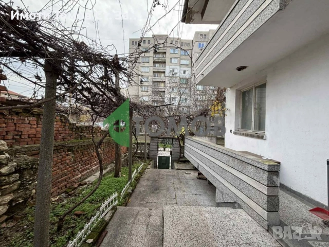 Монолитна къща с двор и гараж в град Чирпан, снимка 2 - Къщи - 52848542