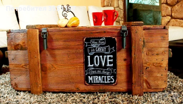 Холна маса от сандък с място за багаж и табела ТАМ КЪДЕТО ИМА ГОЛЯМА ЛЮБОВ,ВИНАГИ СТАВАТ ЧУДЕСА