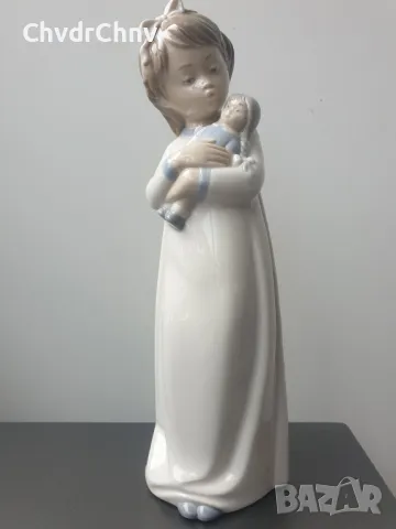 НАО ЛАДРО испанска порцеланова фигура на момиче с кукла-играчка/NAO Lladro статуетка 25см, снимка 1 - Колекции - 47123360