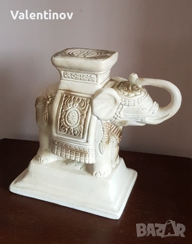 Старинна гипсова скулптура 