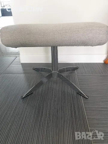 Малък наклонен стол-табуретка за крака/стомана-сива тапицерия/40см