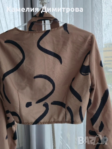 Ефектна дамска риза с връзка и артистичен принт – бежово и черно, снимка 6 - Ризи - 53285553