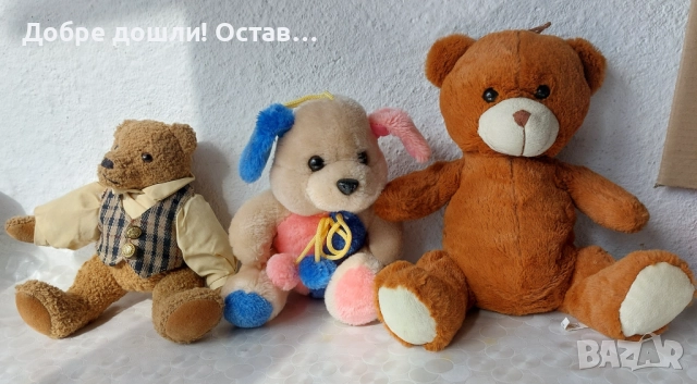 Няколко мечета, с дрехи Мече стара плюшена играчка има и висящо, таралеж