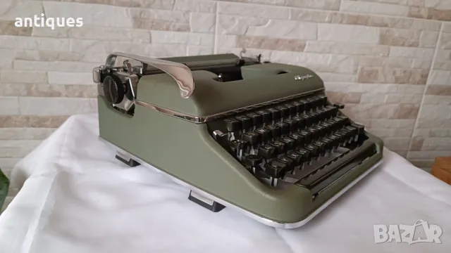 Стара пишеща машина Olympia SM2 - Made in Germany - 1950" година, снимка 4 - Антикварни и старинни предмети - 49159835