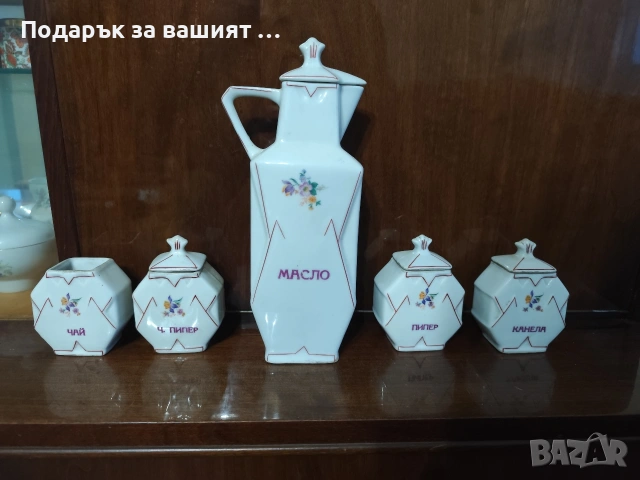 Порцеланов буркан за подправки.Различни стари порцеланови съдове.