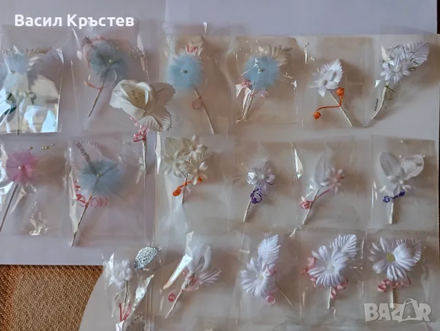 Сватбени аксесоари, Бутониери за закичване на младоженците, кумовете и гостите, снимка 3 - Изкуствени цветя - 49163191