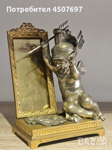 изящно бронзова Настолна рамка на  Купидон от 19 - ти век.