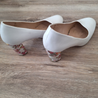 Дамски бели обувки със шарен ток на цветя 39 номер, снимка 6 - Дамски обувки на ток - 45018440