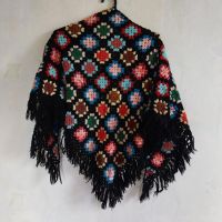 Винтидж ръчно плетен шал, многоцветен върху черна основа, флорален мотив, с ресни, триъгълен, снимка 1 - Шалове - 45521572