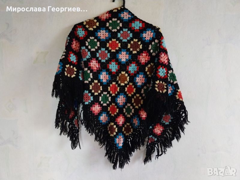 Винтидж ръчно плетен шал, многоцветен върху черна основа, флорален мотив, с ресни, триъгълен, снимка 1