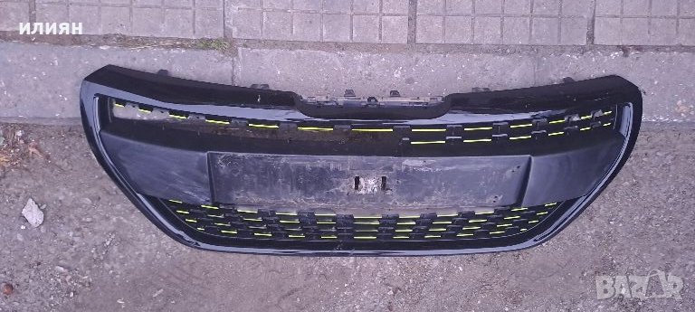 решетка за Peugeot 208 черен гланц повредена  9810535677, снимка 1