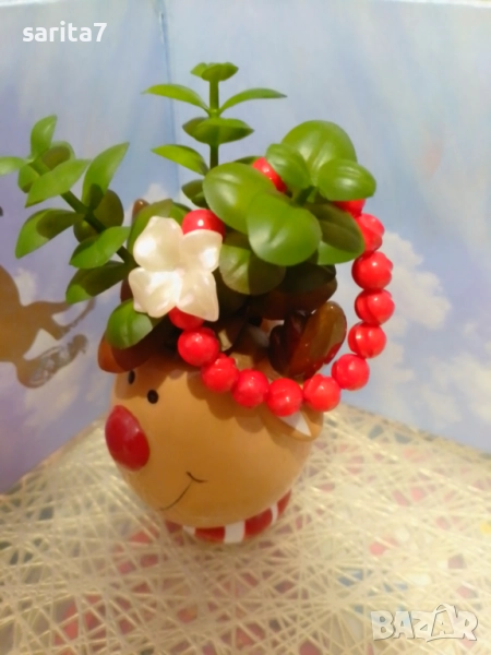 Прелестна Коледна гривна в червено с красиво бяло цвете , снимка 1