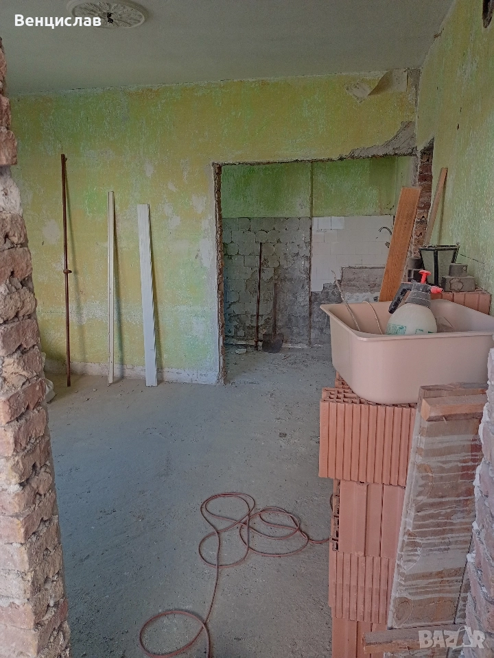 продавам етаж от тухлена къща с гараж до басейна, снимка 1