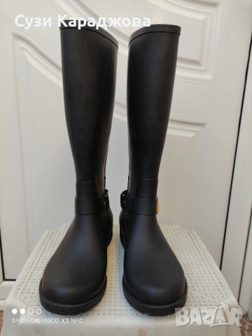 Стилни черни гумени ботуши