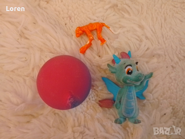 Подарявам три играчки 