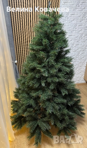 Елха с изключително реалистични иглички