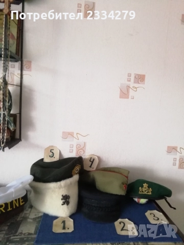 Стари военни шапки и барети от различни години и държави. 