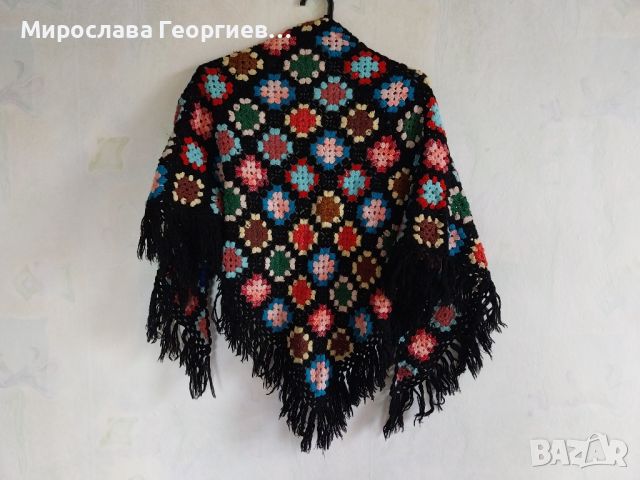 Винтидж ръчно плетен шал, многоцветен върху черна основа, флорален мотив, с ресни, триъгълен