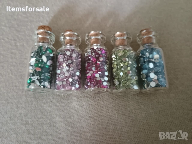 Продавам гелово лепило, камъчета и стикери за нокти., снимка 7 - Маникюр и педикюр - 51215643
