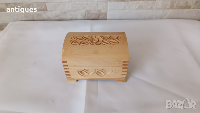 Стара дървена кутия с форма на сандък - пирография - Българска, снимка 1 - Антикварни и старинни предмети - 44970735