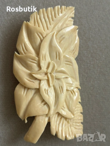 Старинна брошка от слонова кост 