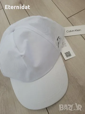 Бяла шапка с козирка CALVIN KLEIN 