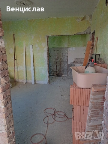 продавам етаж от тухлена къща с гараж до басейна