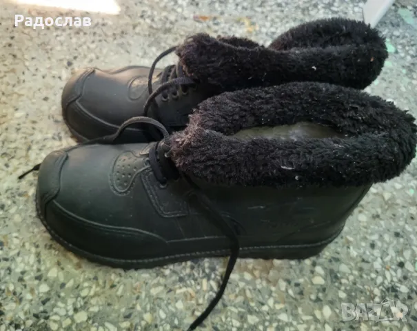 Продавам мъжки обувки боти
 Номер 43  олекотени с подплата
Като нови 
