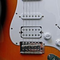 Комплект Fender Squier Sonic Strat HSS 2TSB и Harley Benton HB-10G, снимка 4 - Китари - 45413982