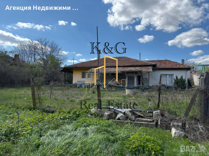 Едноетажна тухлена на гредоред къща в с. Осенец , снимка 1