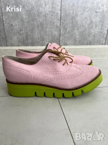 Елегантни розови обувки със зелена подметка