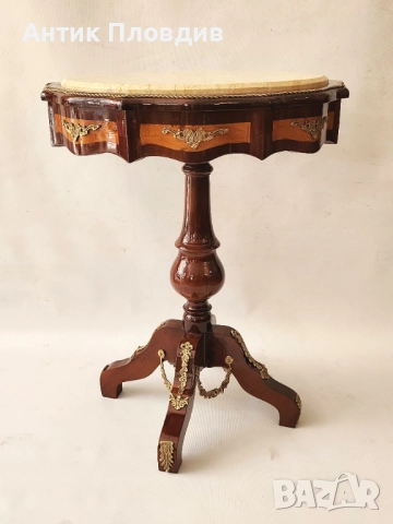 Кръгла помощна маса с мраморен плот