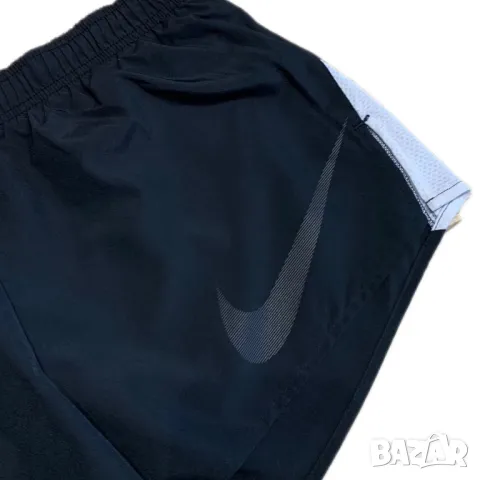 Оригинални дамски къси панталони Nike Swoosh | M размер, снимка 2 - Къси панталони и бермуди - 47014563