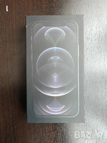 Кутия за iPhone 12 Pro с вътрешна памет от 128GB.