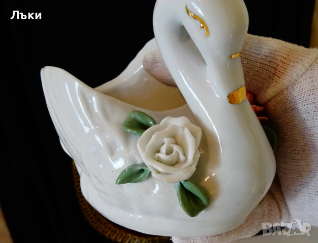 Лебед порцеланова фигура,бижутерка с рози,злато. , снимка 8 - Статуетки - 53830180