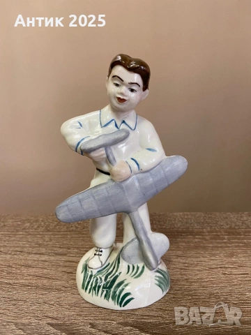 Винтидж порцеланова статуетка „Момче със самолет“, СССР