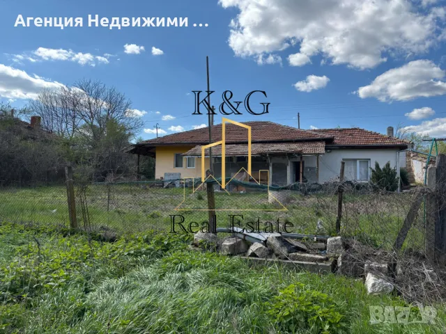 Едноетажна тухлена на гредоред къща в с. осенец