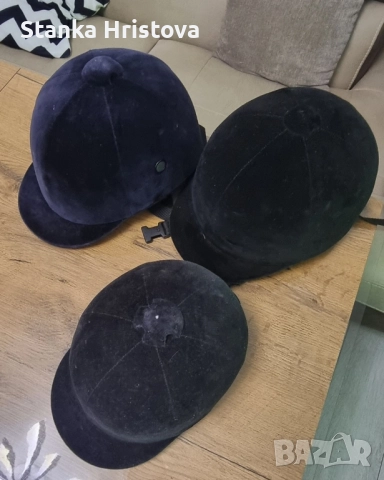 Дамски каски за конна езда.