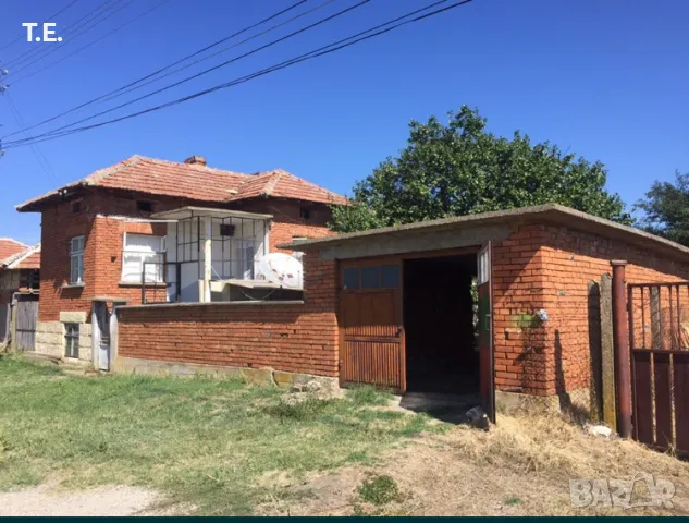 Къща на два етажа с гараж, градина и стопански постройки, снимка 2 - Къщи - 50406139