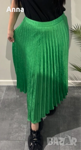 Комплект дрехи - 10€. Тесни дънки, сива блуза с камъни, черна тениска с камъни, зелена пола🔥🌸🫶🏼, снимка 4 - Други - 53917861