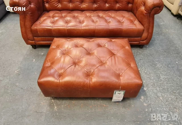 Кафяв кожен диван тройка и табуретка тип Честърфийлд, снимка 4 - Дивани и мека мебел - 50887344