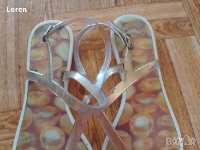 Подарявам силиконови сандалки в златист цвят със шарена стелка, снимка 4 - Сандали - 50335438