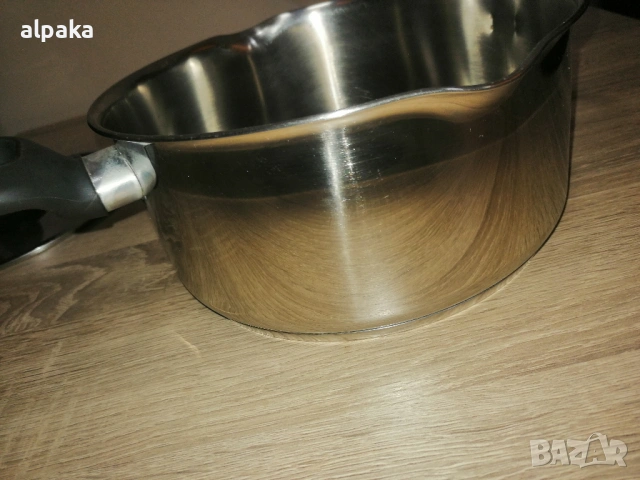 Продавам 2.6 литра маркова тенджера с капак, неръждъвейка, индукция, снимка 3 - Съдове за готвене - 53686545